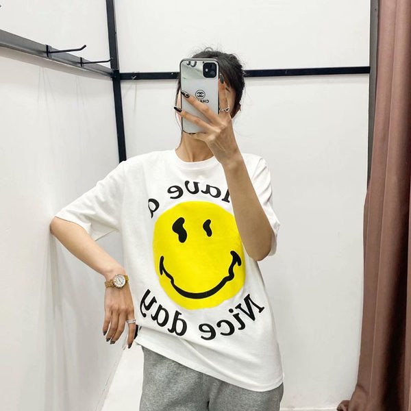 Λευκό casual μπλουζάκι με έγχρωμη εκτύπωση