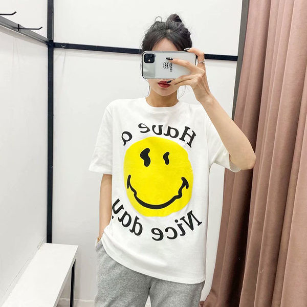 Λευκό casual μπλουζάκι με έγχρωμη εκτύπωση