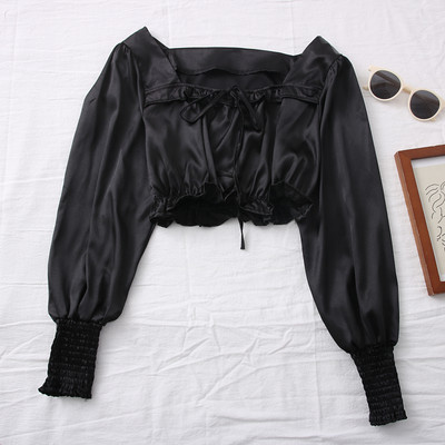 Γυναικεία κοντή μπλούζα σατέν με τετράγωνο ντεκολτέ