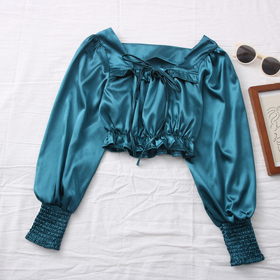 Γυναικεία κοντή μπλούζα σατέν με τετράγωνο ντεκολτέ