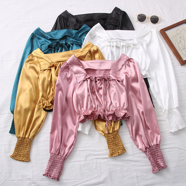 Γυναικεία κοντή μπλούζα σατέν με τετράγωνο ντεκολτέ