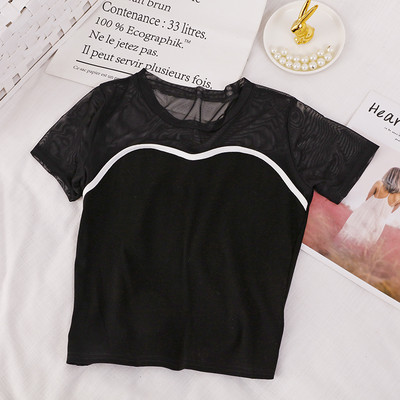 Sieviešu t-krekls ar ovālu kakla izgriezumu un īsām piedurknēm