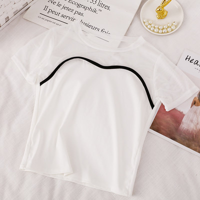 Sieviešu t-krekls ar ovālu kakla izgriezumu un īsām piedurknēm