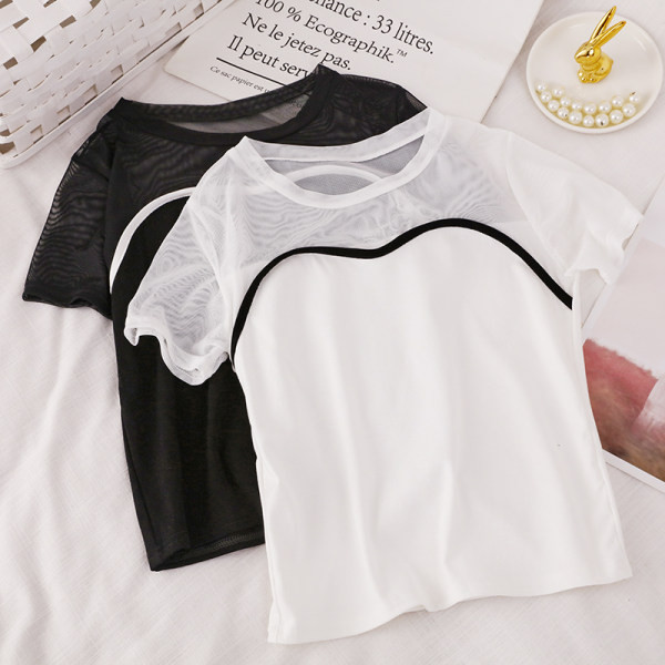 Sieviešu t-krekls ar ovālu kakla izgriezumu un īsām piedurknēm