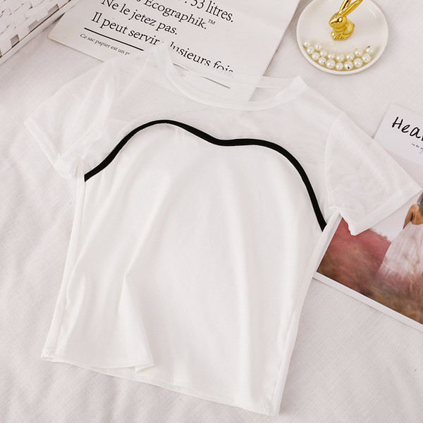 Sieviešu t-krekls ar ovālu kakla izgriezumu un īsām piedurknēm