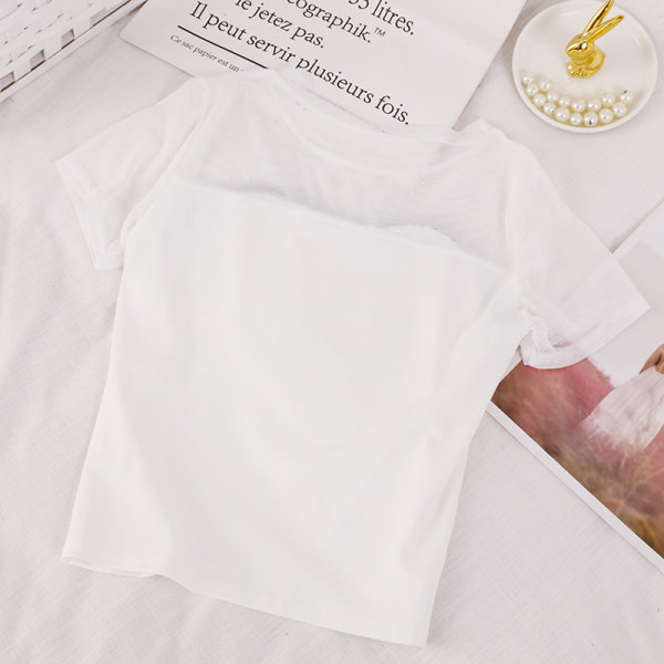 Sieviešu t-krekls ar ovālu kakla izgriezumu un īsām piedurknēm