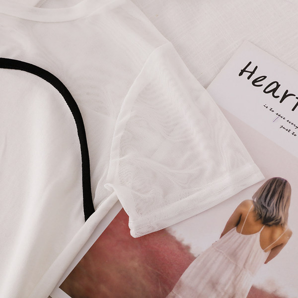 Sieviešu t-krekls ar ovālu kakla izgriezumu un īsām piedurknēm