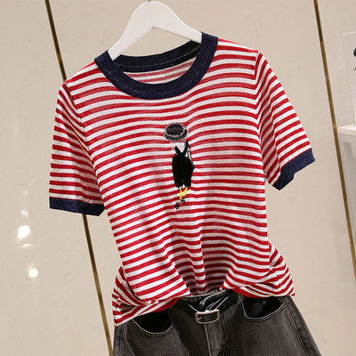 Ριγέ γυναικείο μπλουζάκι με κέντημα και στρογγυλή λαιμόκοψη