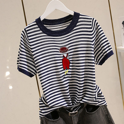 Ριγέ γυναικείο μπλουζάκι με κέντημα και στρογγυλή λαιμόκοψη