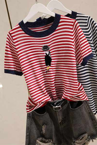 Ριγέ γυναικείο μπλουζάκι με κέντημα και στρογγυλή λαιμόκοψη