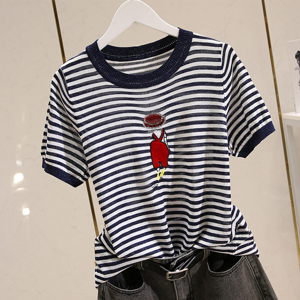 Ριγέ γυναικείο μπλουζάκι με κέντημα και στρογγυλή λαιμόκοψη