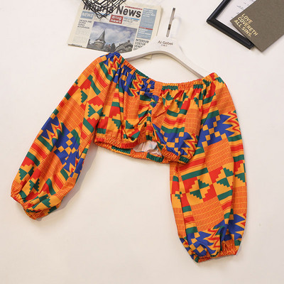 Κοντή γυναικεία μπλούζα με μακριά μανίκια και ντεκολτέ