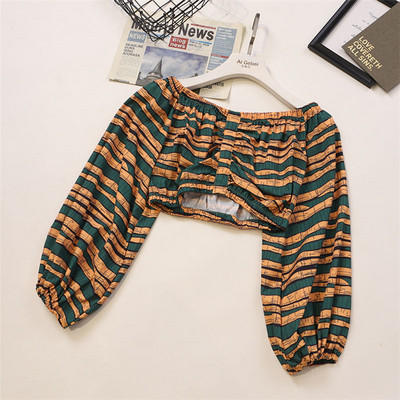 Κοντή γυναικεία μπλούζα με μακριά μανίκια και ντεκολτέ