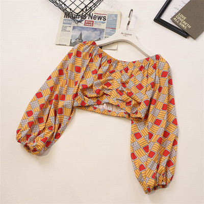 Κοντή γυναικεία μπλούζα με μακριά μανίκια και ντεκολτέ