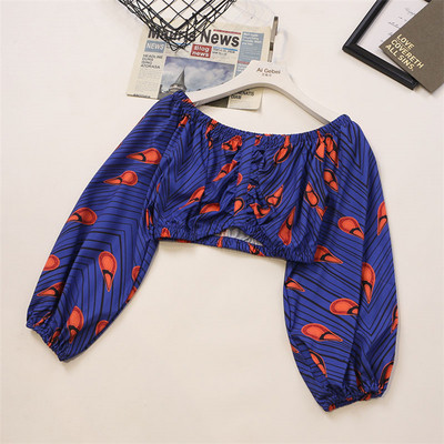 Κοντή γυναικεία μπλούζα με μακριά μανίκια και ντεκολτέ