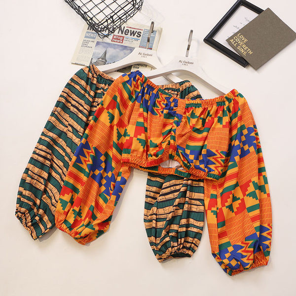 Κοντή γυναικεία μπλούζα με μακριά μανίκια και ντεκολτέ 