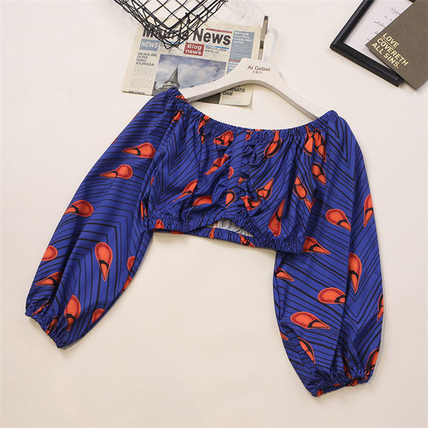 Κοντή γυναικεία μπλούζα με μακριά μανίκια και ντεκολτέ 