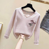 Γυναικεία ριγέ μπλούζα με ντεκολτέ και κεντήματα