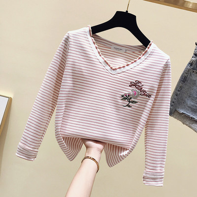 Γυναικεία ριγέ μπλούζα με ντεκολτέ και κεντήματα