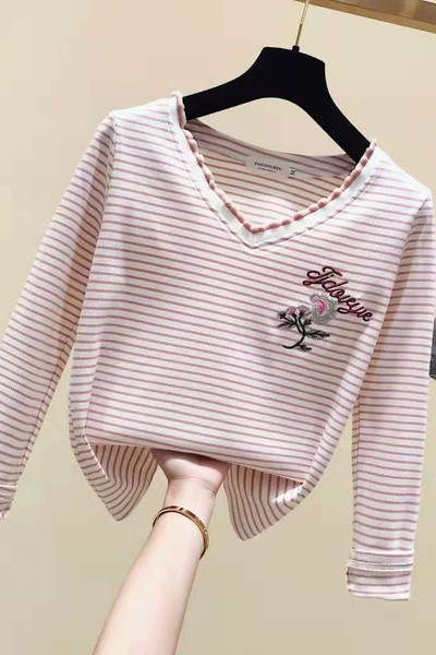 Γυναικεία ριγέ μπλούζα με ντεκολτέ και κεντήματα