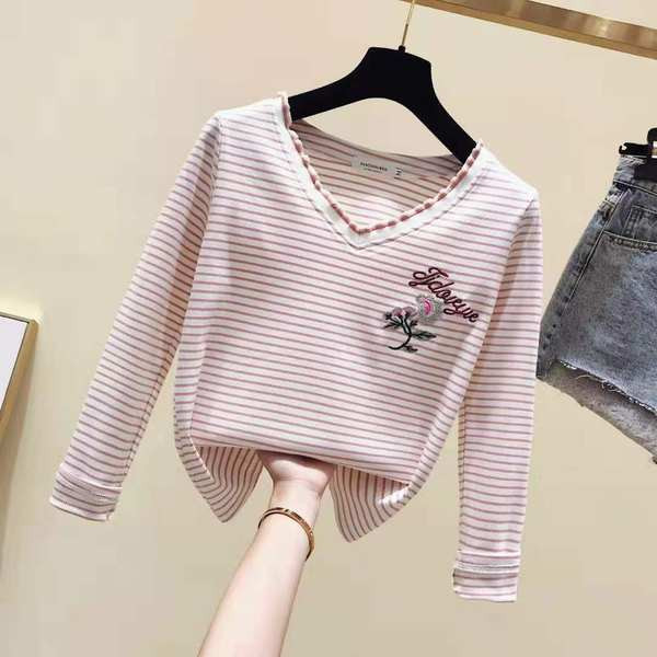 Γυναικεία ριγέ μπλούζα με ντεκολτέ και κεντήματα