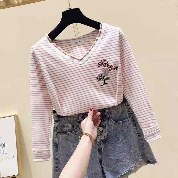 Γυναικεία ριγέ μπλούζα με ντεκολτέ και κεντήματα