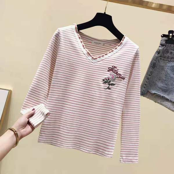 Γυναικεία ριγέ μπλούζα με ντεκολτέ και κεντήματα