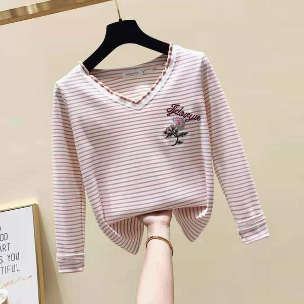 Γυναικεία ριγέ μπλούζα με ντεκολτέ και κεντήματα