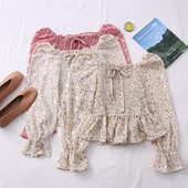 Μοντέρνα γυναικεία μπλούζα με μανίκια λωτού και ντεκολτέ