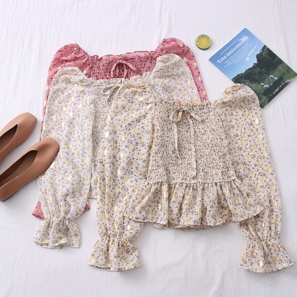 Μοντέρνα γυναικεία μπλούζα με μανίκια λωτού και ντεκολτέ 