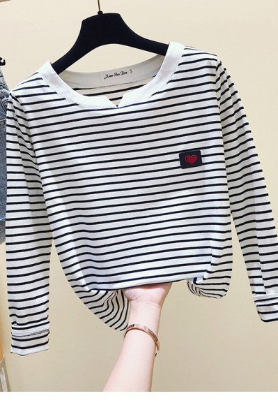 Μοντέρνα γυναικεία ριγέ μπλούζα σε λευκό και μαύρο χρώμα