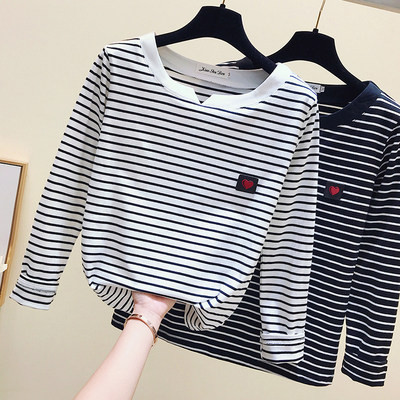 Μοντέρνα γυναικεία ριγέ μπλούζα σε λευκό και μαύρο χρώμα