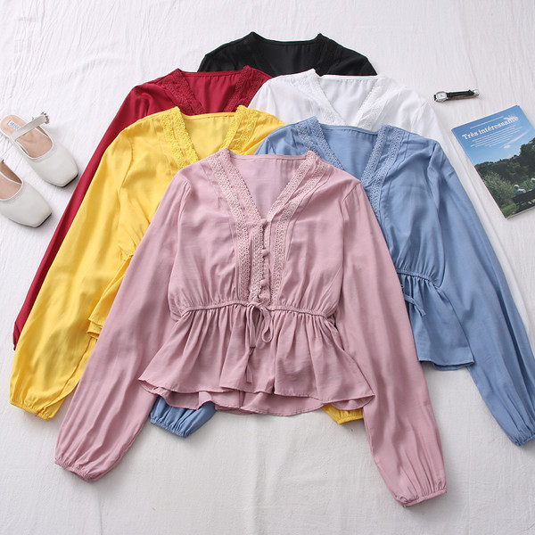 Naujo modelio moteriška palaidinė - su špico iškirpte ir sagomis