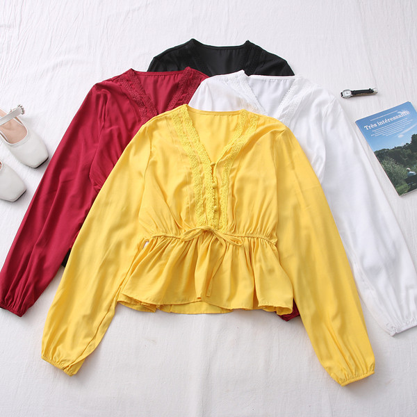 Naujo modelio moteriška palaidinė - su špico iškirpte ir sagomis