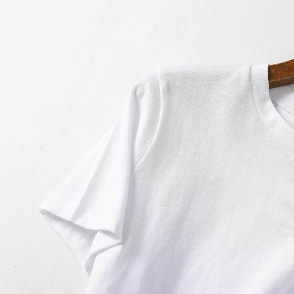 Casual λευκό μπλουζάκι με χρωματιστό κέντημα