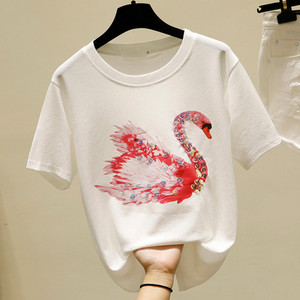 Γυναικείο casual μπλουζάκι με απλικέ και οβάλ ντεκολτέ