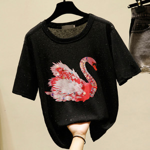 Γυναικείο casual μπλουζάκι με απλικέ και οβάλ ντεκολτέ