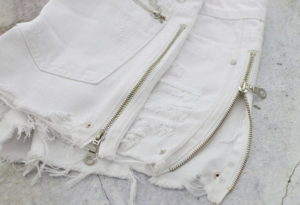 Μοντέρνα γυναικεία τζιν με φερμουάρ και κρόσσια