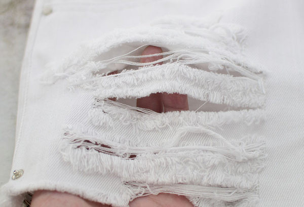 Μοντέρνα γυναικεία τζιν με φερμουάρ και κρόσσια