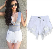 Κοντό λευκό τζιν με σκισμένα μοτίβα