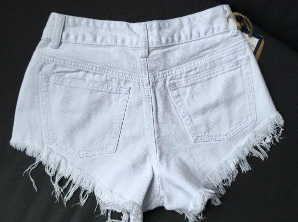 Κοντό λευκό τζιν με σκισμένα μοτίβα