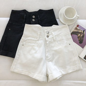 Γυναικεία κοντή τζιν με ψηλή μέση - σε λευκό και μαύρο χρώμα