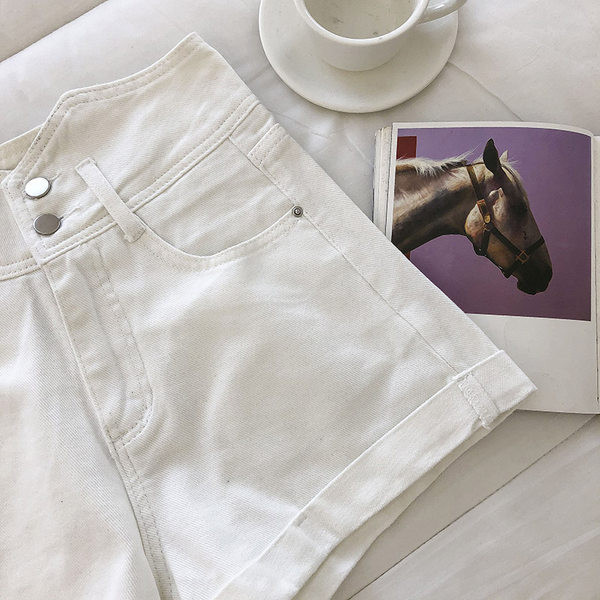 Γυναικεία κοντή τζιν με ψηλή μέση - σε λευκό και μαύρο χρώμα