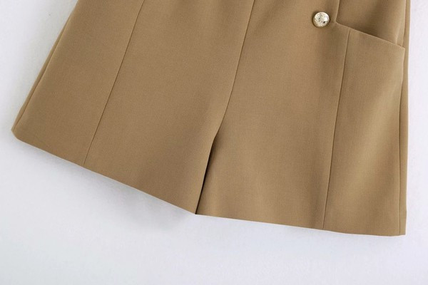 Μοντέρνα σορτς με κουμπιά και τσέπες