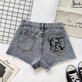 Κοντά γυναικεία τζιν με σκισμένα μοτίβα σε μπλε χρώμα