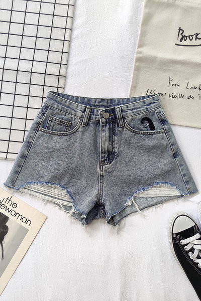 Κοντά γυναικεία τζιν με σκισμένα μοτίβα σε μπλε χρώμα