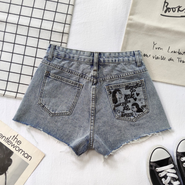 Κοντά γυναικεία τζιν με σκισμένα μοτίβα σε μπλε χρώμα