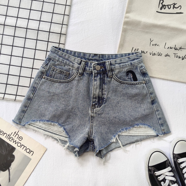 Κοντά γυναικεία τζιν με σκισμένα μοτίβα σε μπλε χρώμα