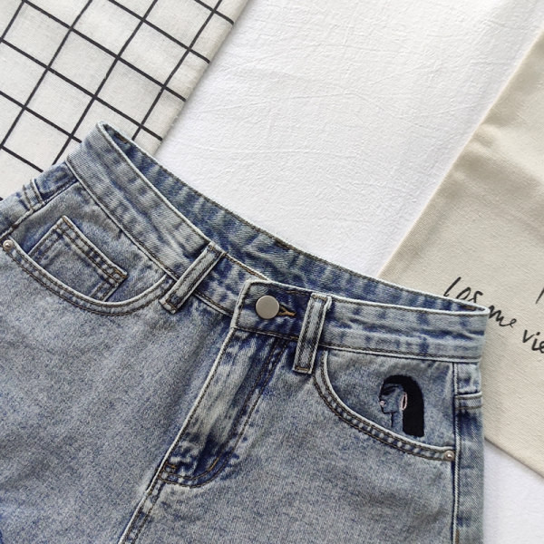 Κοντά γυναικεία τζιν με σκισμένα μοτίβα σε μπλε χρώμα