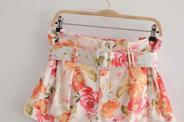 Γυναικεία σορτς με ζώνη και λουλουδάτο μοτίβο